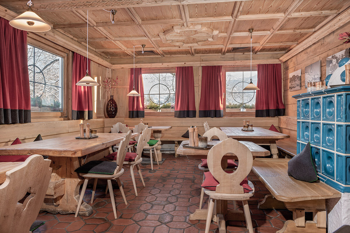 Referenz Hager & Braito Strahltechnik - Wirtshaus Steuerberg Stube Nachher